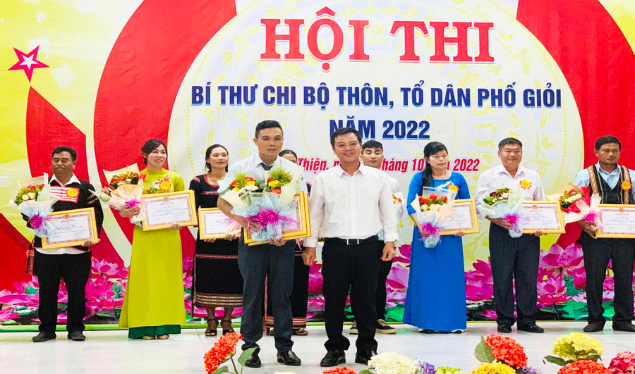 Ban tổ chức trao giải nhất cho thí sinh Long Văn Quyết-Bí thư Chi bộ tổ dân phố 11, thị trấn Phú Thiện. Ảnh: Vũ Chi