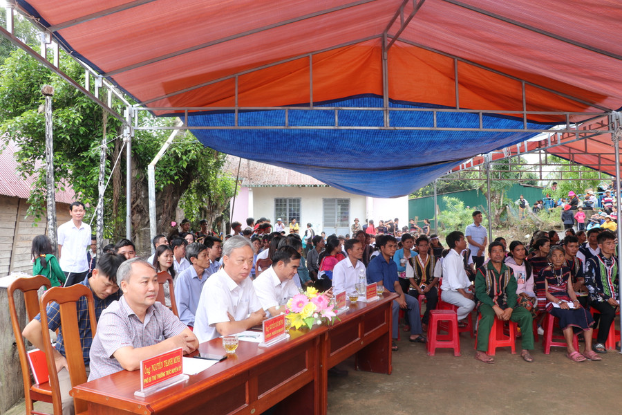 Các đồng chí lãnh đạo huyện cùng nhân dân làng Kươk tham dự Ngày hội Đại đoàn kết toàn dân tộc. Ảnh: Ngọc Minh