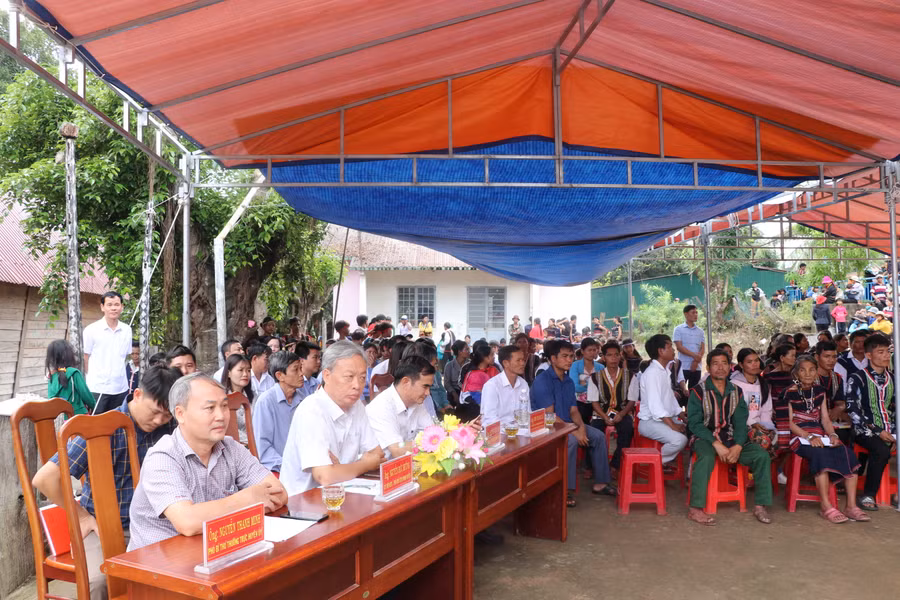 Các đồng chí lãnh đạo huyện cùng nhân dân làng Kươk tham dự Ngày hội Đại đoàn kết toàn dân tộc. Ảnh: Ngọc Minh