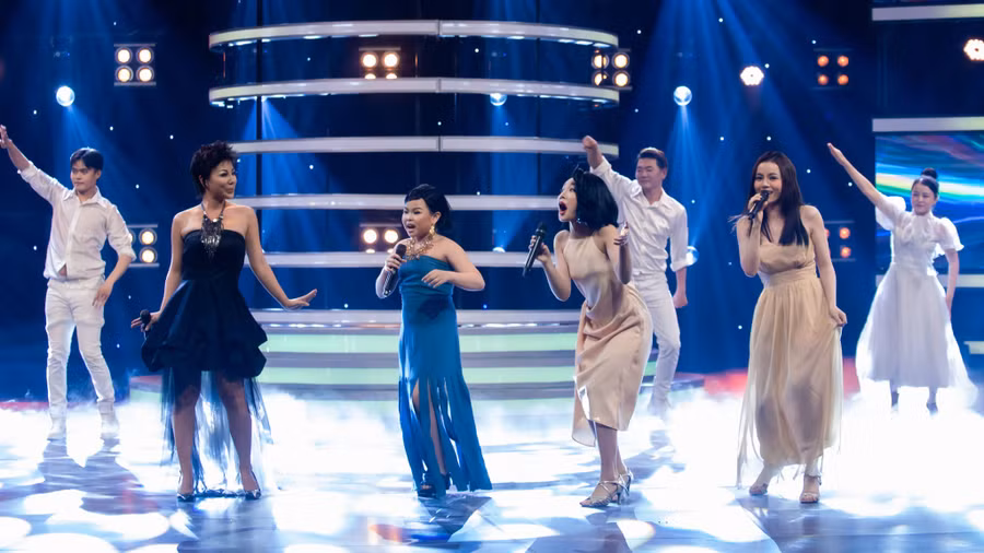 Hóa thân thành Mỹ Linh, cặp đôi Phượng Vũ - Khả Hân (trái) trình diễn tiết mục Khúc giao mùa, đối đầu với Kim Thành TDA - Gia Như qua ca khúc Hoa cỏ mùa xuân. Ảnh: BTC