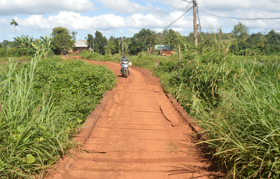 Người dân 2 làng Tai Glai và O Bung (xã Ia Ko, huyện Chư Sê) phải dùng cầu tạm để sang khu sản xuất. Ảnh: Phương Dung
