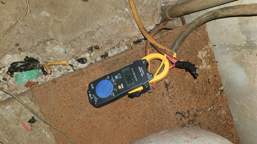 Hiện trường vụ trộm cắp điện lớn nhất từ đầu năm đến nay trên địa bàn TP. Pleiku. Ảnh: Hà Duy