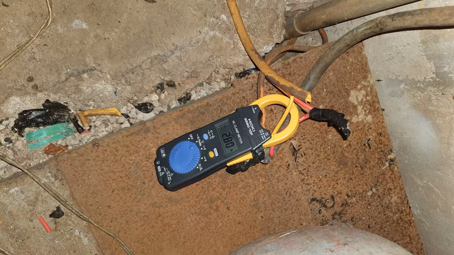 Hiện trường vụ trộm cắp điện lớn nhất từ đầu năm đến nay trên địa bàn TP. Pleiku. Ảnh: Hà Duy