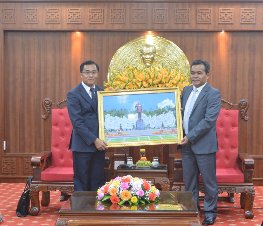 Bí thư Tỉnh ủy Gia Lai Hồ Văn Niên tặng quà cho Bí thư Tỉnh ủy, Tỉnh trưởng tỉnh Sê Kông. Ảnh: Anh Huy