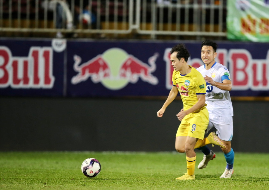 Pha đi bóng ghi bàn của Văn Toàn. Ảnh: Minh Trần