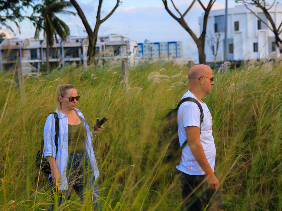 Nhiều du khách nước ngoài cũng theo các bạn trẻ địa phương đến đây để check-in mùa hoa cỏ lau trắng