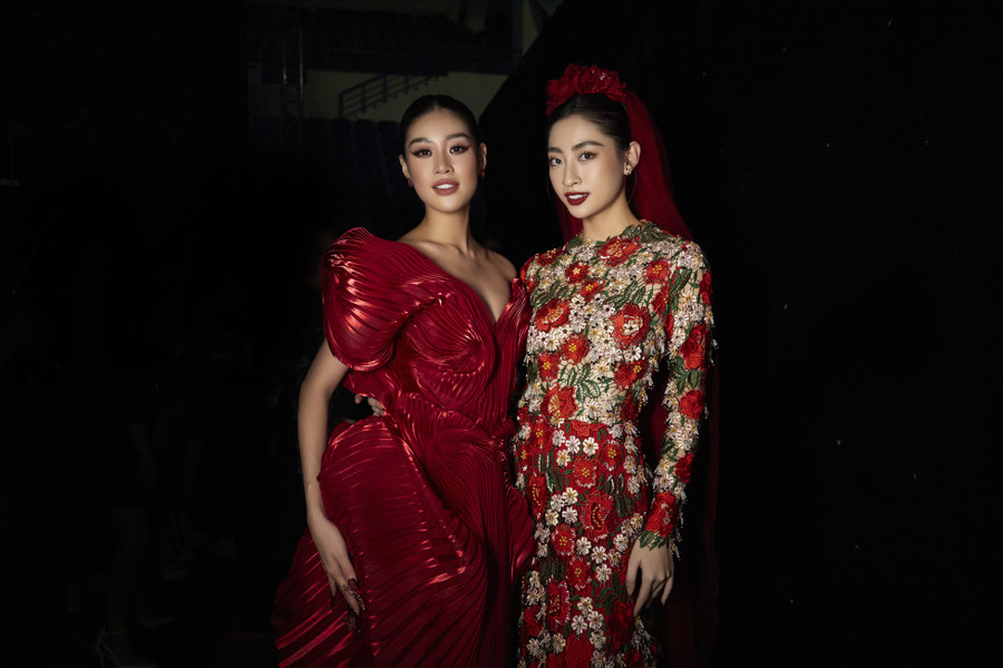 Trong hậu trường, Hoa hậu Khánh Vân có dịp hội ngộ cùng Hoa hậu Lương Thuỳ Linh. Ảnh: Ban tổ chức.