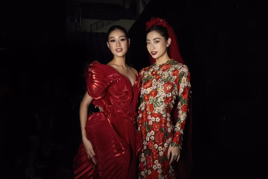 Trong hậu trường, Hoa hậu Khánh Vân có dịp hội ngộ cùng Hoa hậu Lương Thuỳ Linh. Ảnh: Ban tổ chức.