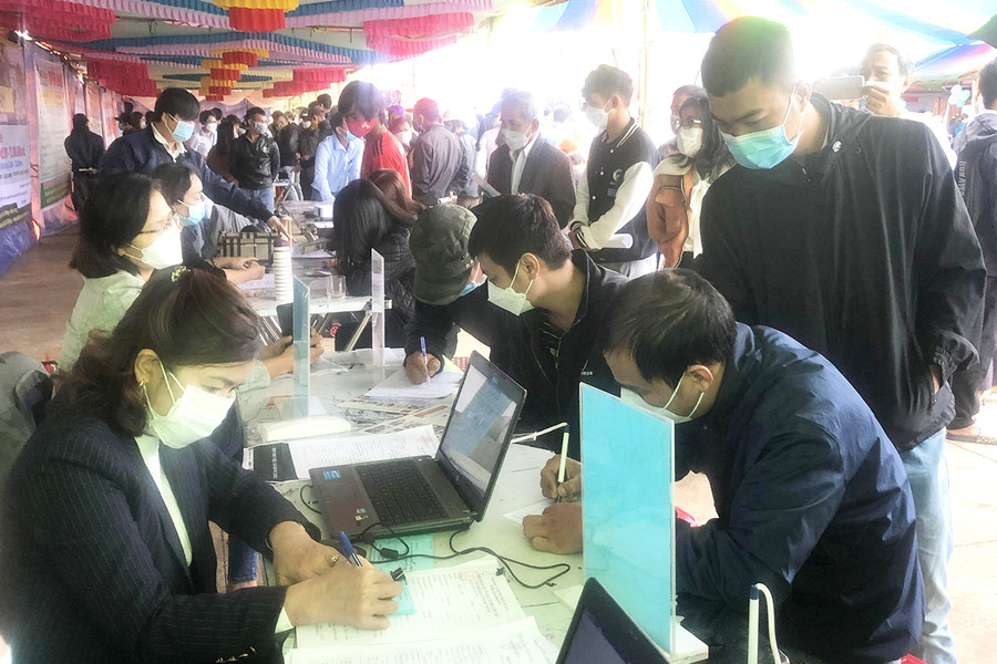  Cán bộ Trung tâm Dịch vụ việc làm tỉnh tư vấn cho người lao động về chính sách BHTN. Ảnh: Đinh Yến