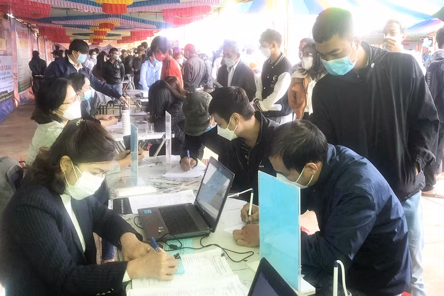  Cán bộ Trung tâm Dịch vụ việc làm tỉnh tư vấn cho người lao động về chính sách BHTN. Ảnh: Đinh Yến