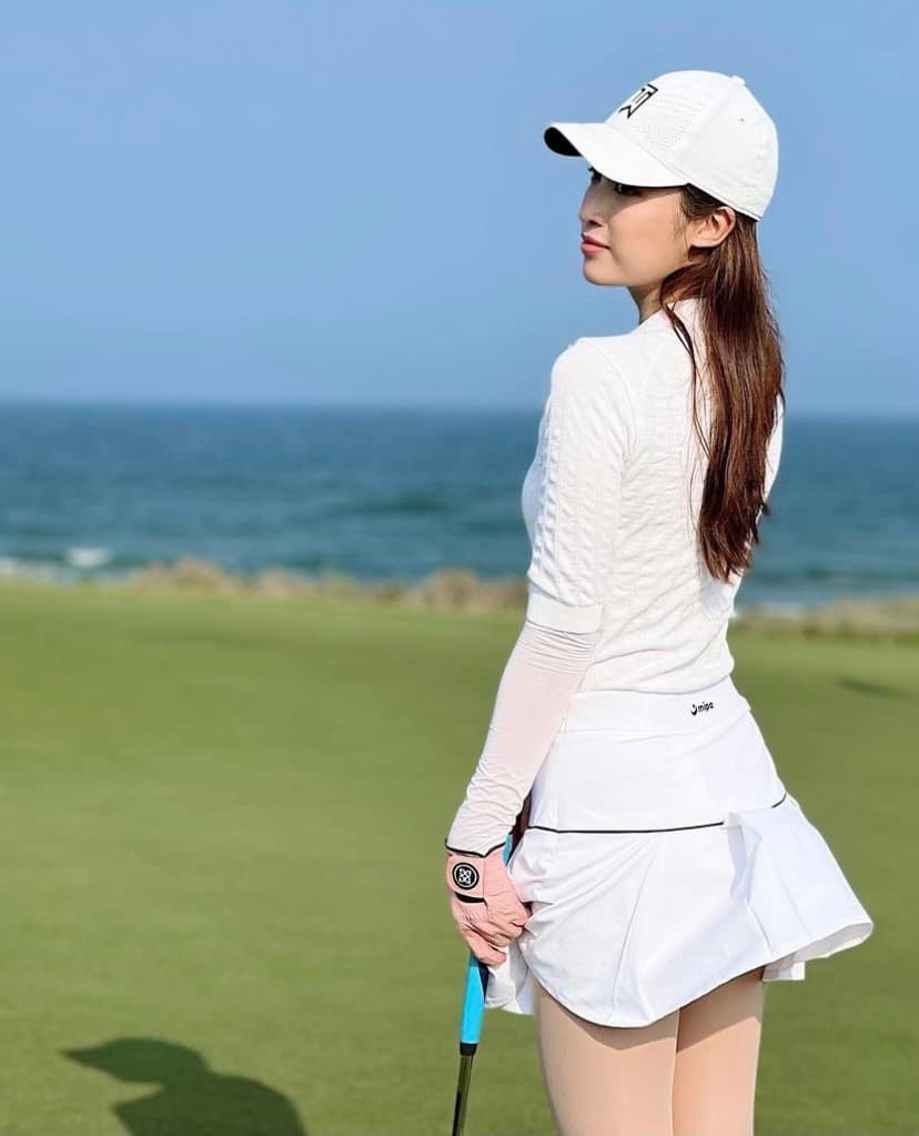 Luôn đơn giản từ màu sắc đến thương hiệu là gu thời trang và cũng là thói quen phối mix đồ của nàng hậu.