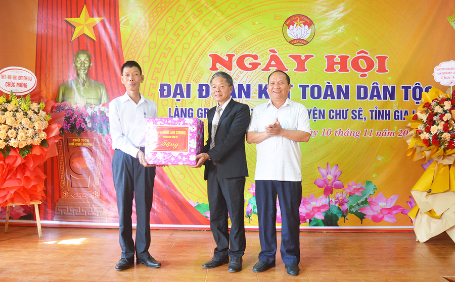 Phó Bí thư Tỉnh ủy Rah Lan Chung trao phần quà của tỉnh cho cán bộ, Nhân dân làng Greo Sék (xã Dun, huyện Chư Sê). Ảnh: Anh Huy Phó Bí thư Tỉnh ủy Rah Lan Chung trao phần quà của tỉnh cho cán bộ, Nhân dân làng Greo Sék. Ảnh: Anh Huy