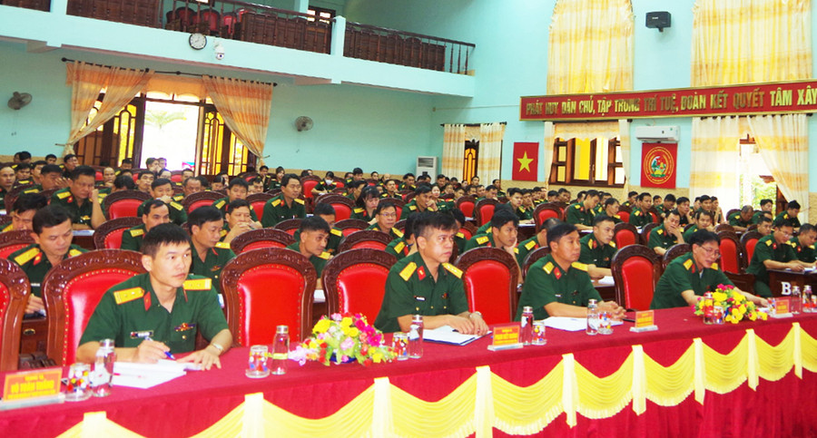 Đảng ủy Quân sự tỉnh thông báo kết quả Hội nghị Trung ương 6 (khóa XIII) cho đội ngũ cán bộ, đảng viên khối cơ quan 4 phòng và Ban Chỉ huy Trung đoàn Bộ binh 991. Ảnh: Kim Hồng  Đảng ủy Quân sự tỉnh thông báo kết quả Hội nghị Trung ương 6 (khóa XIII) cho đội ngũ cán bộ, đảng viên khối cơ quan 4 phòng và Ban Chỉ huy Trung đoàn Bộ binh 991. Ảnh: Kim Hồng