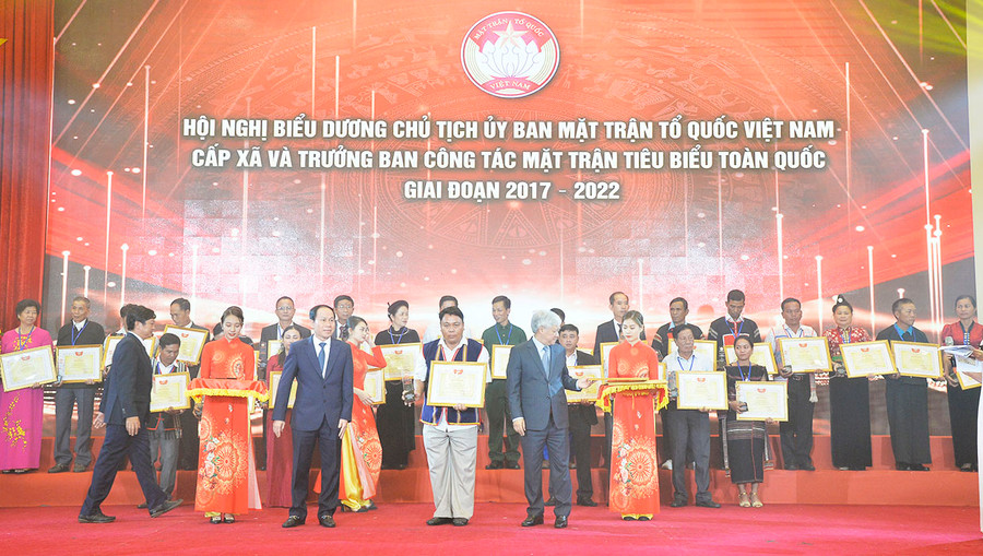 Ông Ksor Nguy-Chủ tịch Ủy ban MTTQ Việt Nam xã Chư Mố (huyện Ia Pa) nhận bằng khen của Ủy ban Trung ương MTTQ Việt Nam. Ảnh: Lê Đại   Ông Ksor Nguy-Chủ tịch Ủy ban MTTQ Việt Nam xã Chư Mố (huyện Ia Pa) nhận Bằng khen của Ủy ban Trung ương MTTQ Việt Nam. Ảnh: Lê Đại