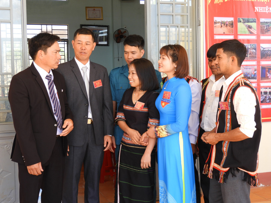 Trao đổi về công tác xây dựng cán bộ trong hệ thống chính trị cơ sở của xã Kdang. Ảnh: Thanh Nhật