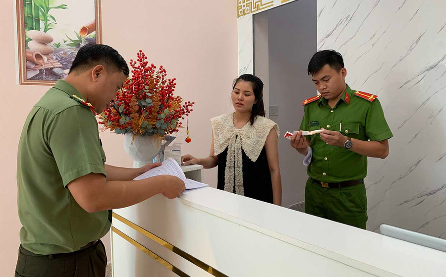  Tại thời điểm kiểm tra, Thẩm mỹ viện Việt Đức (116 Hai Bà Trưng, TP. Pleiku) chưa xuất trình được các giấy tờ liên quan do chủ cơ sở đi vắng. Ảnh: Như Ý