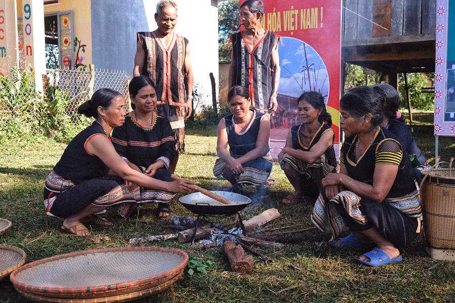 Những người phụ nữ rang lúa mới làm cốm mời khách