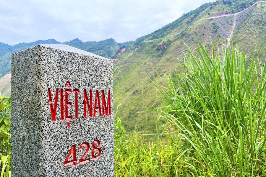 Cột cờ quốc gia ở trung tâm xã Lũng Cú. Ảnh: M.T.H - Đ.L