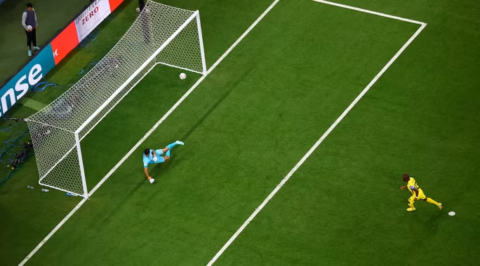 Enner Valencia ghi bàn trên chấm sút phạt 11m. 