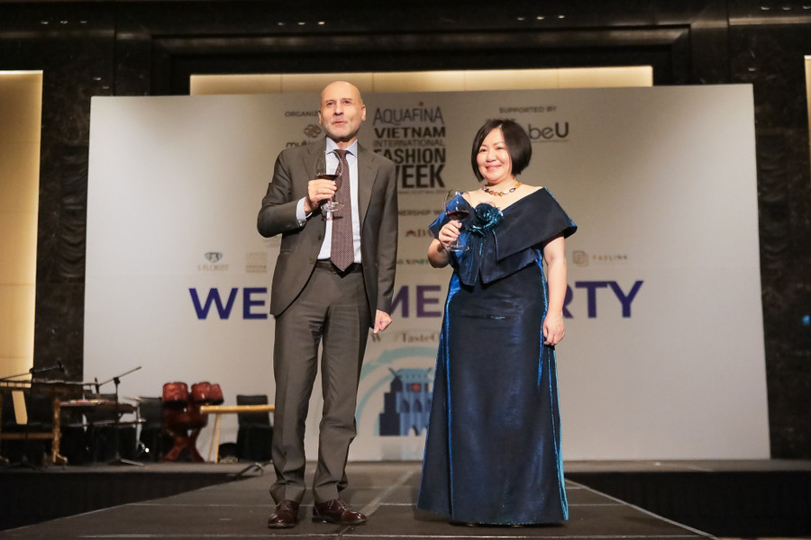 Bà Trang Lê cùng Mr. Antonio Alessandro - Đại sứ đặc mệnh toàn quyền Italy tại Việt Nam trên sân khấu buổi Welcome Party.
