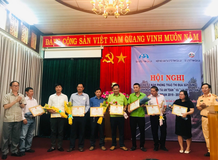 Lãnh đạo Sở GTVT tặng giấy khen cho các cá nhân có thành tích xuất sắc trong các phong trào thi đua. Ảnh: Lê Anh Lãnh đạo Sở GTVT tặng giấy khen cho các cá nhân có thành tích xuất sắc trong phong trào thi đua xây dựng “Doanh nghiệp vận tải an toàn” và “Lái xe an toàn”. Ảnh: Lê Anh