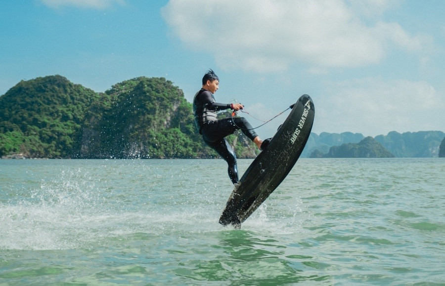 Vì là ván phản lực, nên phương tiện này khá an toàn; kể cả có lật cũng không gây nguy hiểm. Chỉ cần được hướng dẫn qua là du khách có thể sử dụng. Ảnh: Vietyatch Vì là ván phản lực, nên phương tiện này khá an toàn; kể cả có lật cũng không gây nguy hiểm. Chỉ cần được hướng dẫn qua là du khách có thể sử dụng. Ảnh: Vietyatch