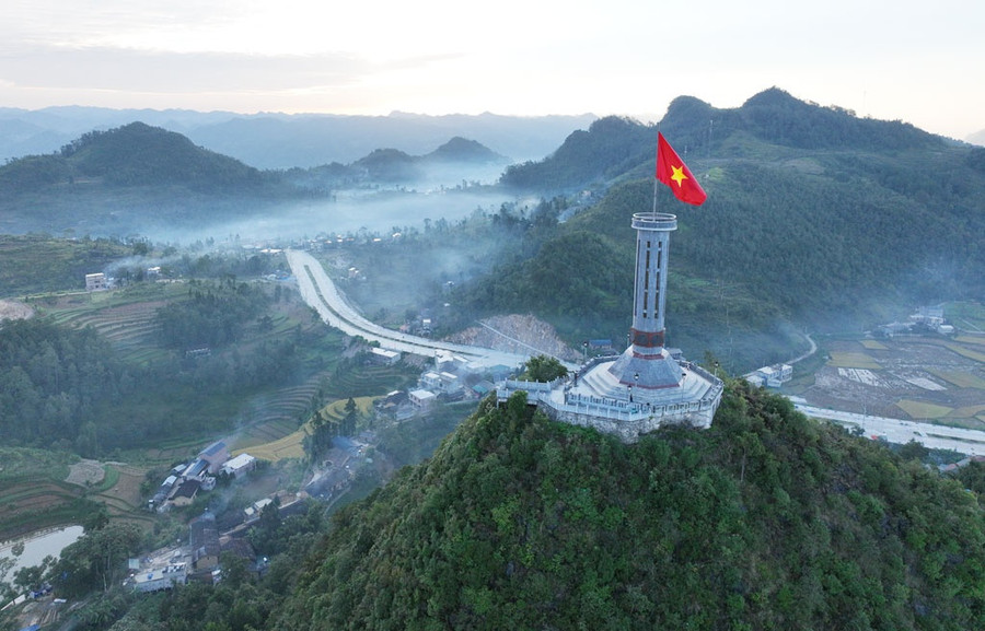 Từ khu vực mốc 428 nhìn sang bên kia sông Nho Quế là thôn Mê Do, trấn Mộc Ương, H.Phù Ninh, Vân Nam (Trung Quốc).