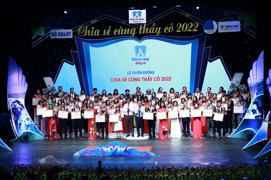 Các thầy cô giáo được tuyên dương tại chương trình “Chia sẻ cùng thầy cô” năm 2022. Ảnh: Bảo Anh Các thầy cô giáo được tuyên dương tại chương trình “Chia sẻ cùng thầy cô” năm 2022. Ảnh: Bảo Anh