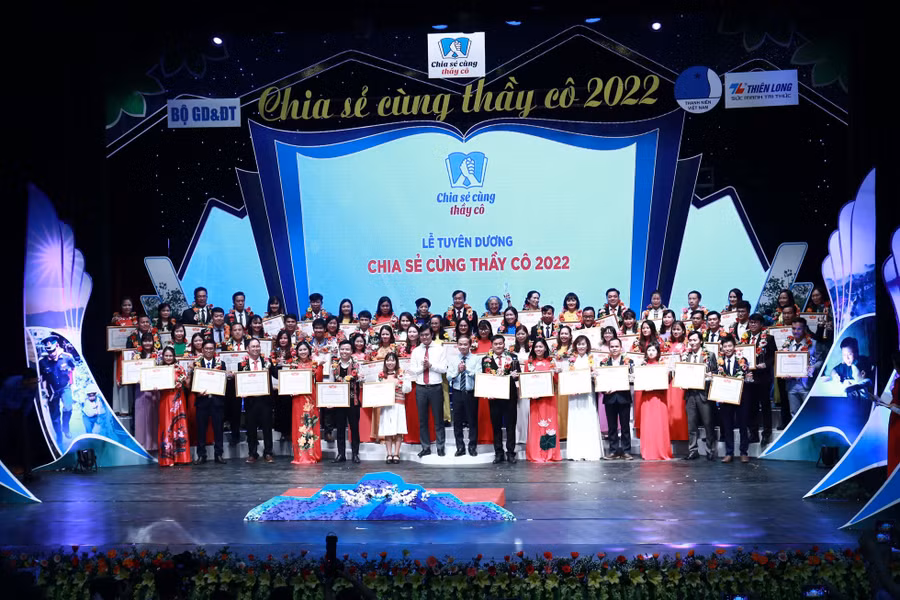 Các thầy cô giáo được tuyên dương tại chương trình “Chia sẻ cùng thầy cô” năm 2022. Ảnh: Bảo Anh 