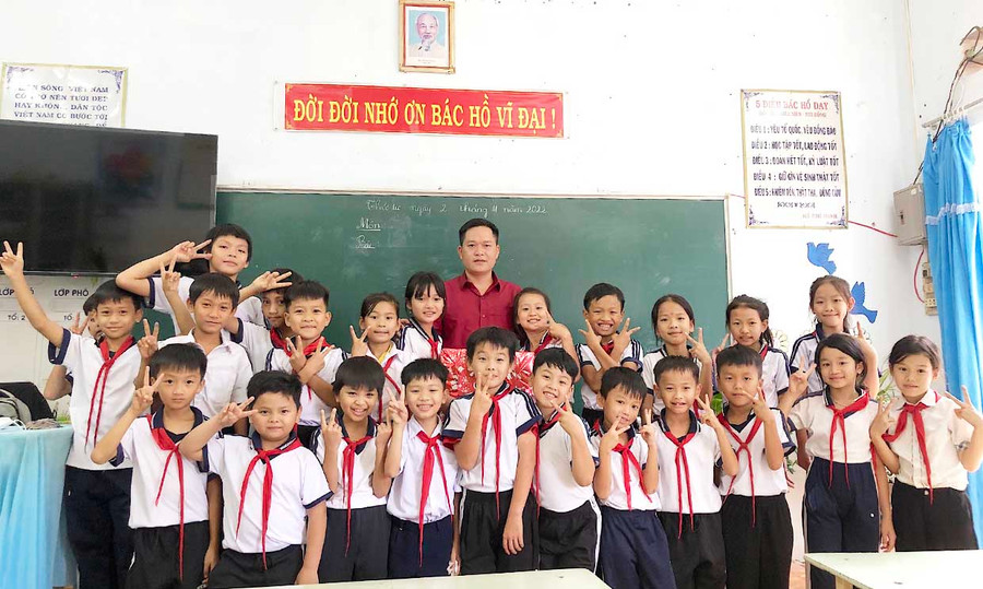 Thầy Hà Thanh Giang chụp ảnh lưu niệm và chia tay các em học sinh lớp 4B (Trường Tiểu học Trưng Vương) do mình làm chủ nhiệm trong năm học 2022-2023. Ảnh: Mộc Trà Thầy Hà Thanh Giang chụp ảnh lưu niệm và chia tay các em học sinh lớp 4B (Trường Tiểu học Trưng Vương) mà mình làm công tác chủ nhiệm trong năm học 2022-2023. Ảnh: Mộc Trà