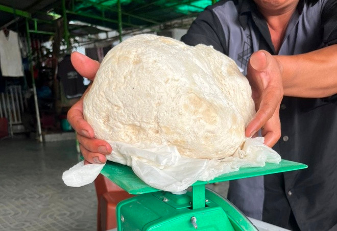 Khối vật thể nặng gần 3 kg, có mùi thơm. Ảnh: Q.T. Khối vật thể nặng gần 3 kg, có mùi thơm. Ảnh: Q.T.