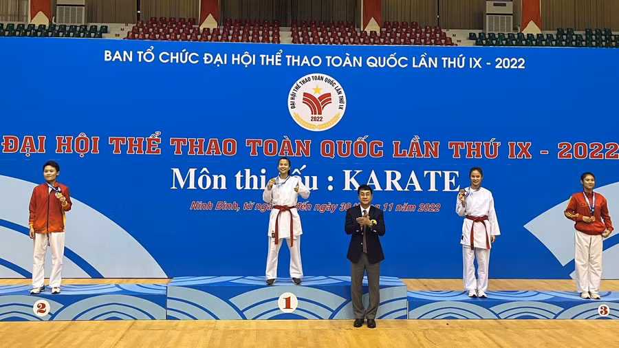 Vận động Viên Nguyễn Thị Khánh Ly đạt huy chương Vàng đầu tiên của môn Karate. Ảnh: Hà Đức Thành