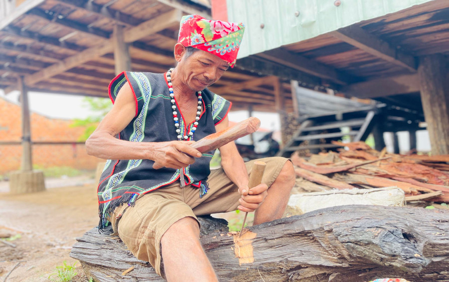 Ông Đinh Bri (làng Pyang, thị trấn Kông Chro) tạc tượng gỗ. Ảnh: Trần Dung