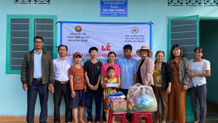 Đoàn công tác bàn giao nhà tình thương cho gia đình ông Phan Văn Sao. Ảnh: Hồng Ngọc Đoàn công tác Bàn giao tình thương cho gia đình ông Phan Văn Sao thôn Xuân Me, xã Ia Me, huyện Chư Prông. Ảnh: Hồng Ngọc