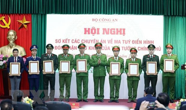 Trung tướng Nguyễn Duy Ngọc, Thứ trưởng Bộ Công an trao Bằng khen của Bộ trưởng Bộ Công an cho các tập thể có thành tích tiêu biểu trong chuyên án về ma tuý. (Ảnh: Dương Giang/TTXVN)  Trung tướng Nguyễn Duy Ngọc, Thứ trưởng Bộ Công an trao Bằng khen của Bộ trưởng Bộ Công an cho các tập thể có thành tích tiêu biểu trong chuyên án về ma tuý. (Ảnh: Dương Giang/TTXVN)