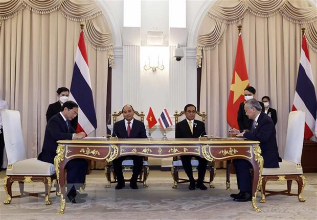 Chủ tịch nước Nguyễn Xuân Phúc và Thủ tướng Vương quốc Thái Lan Prayut Chan-o-cha chứng kiến lễ ký Chương trình hành động triển khai quan hệ đối tác chiến lược tăng cường Việt Nam-Thái Lan giữa Chính phủ Việt Nam và Thái Lan. (Ảnh: Thống Nhất/TTXVN) Chủ tịch nước Nguyễn Xuân Phúc và Thủ tướng Vương quốc Thái Lan Prayut Chan-o-cha chứng kiến lễ ký Chương trình hành động triển khai quan hệ đối tác chiến lược tăng cường Việt Nam-Thái Lan giữa Chính phủ Việt Nam và Thái Lan. (Ảnh: Thống Nhất/TTXVN)