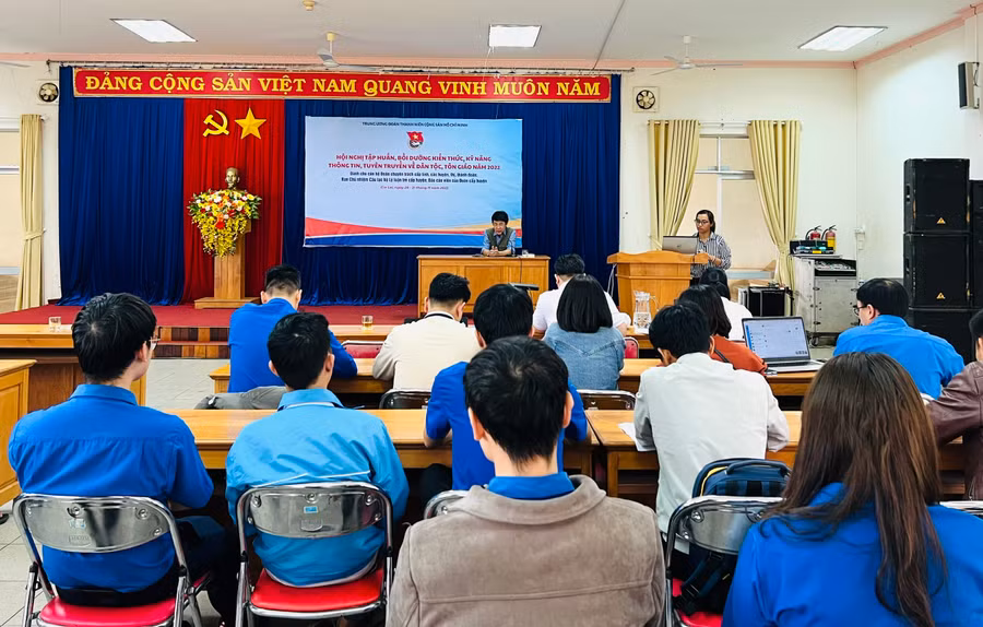 Quang cảnh hội nghị tập huấn, bồi dưỡng kiến thức, kỹ năng thông tin, tuyên truyền về dân tộc, tôn giáo năm 2022. Ảnh: Phan Lài