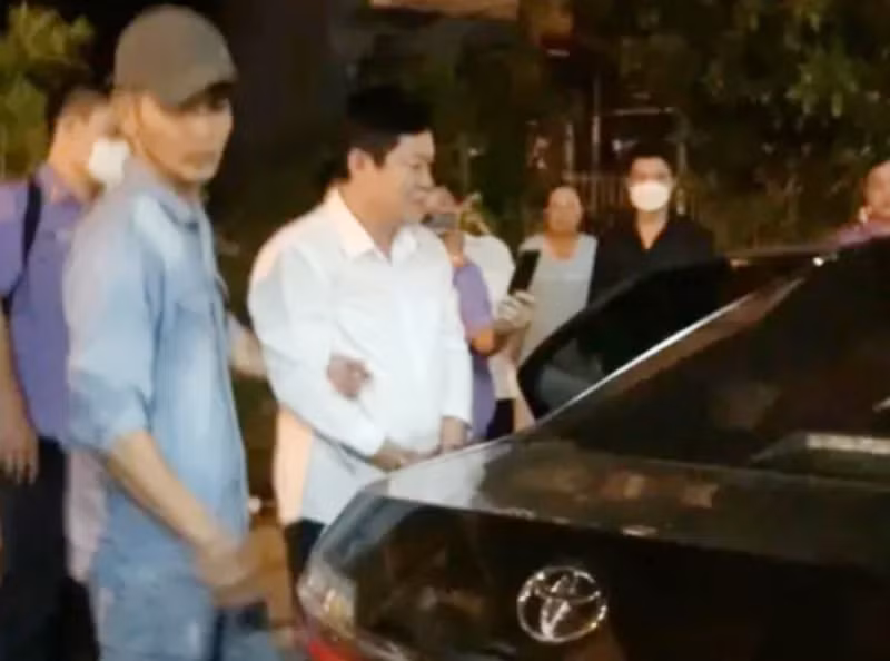 Cơ quan điều tra Viện KSND Tối cao dẫn giải ông Mỹ (áo trắng) ra xe.