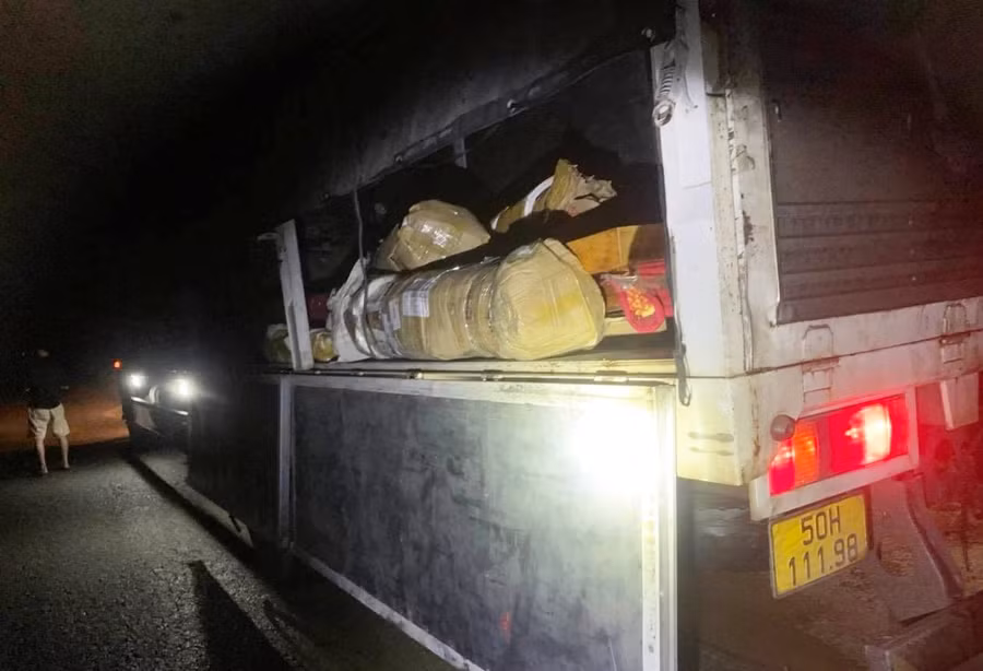  Số gỗ trắc quy mô lớn phát hiện trên xe tải. Ảnh: C.X