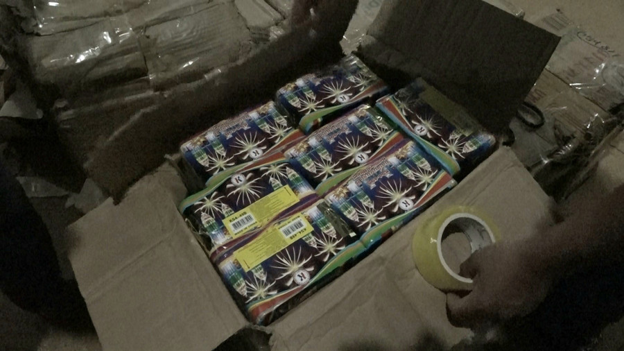  Tang vật pháo hoa nổ trên ô tô. Ảnh công an cung cấp