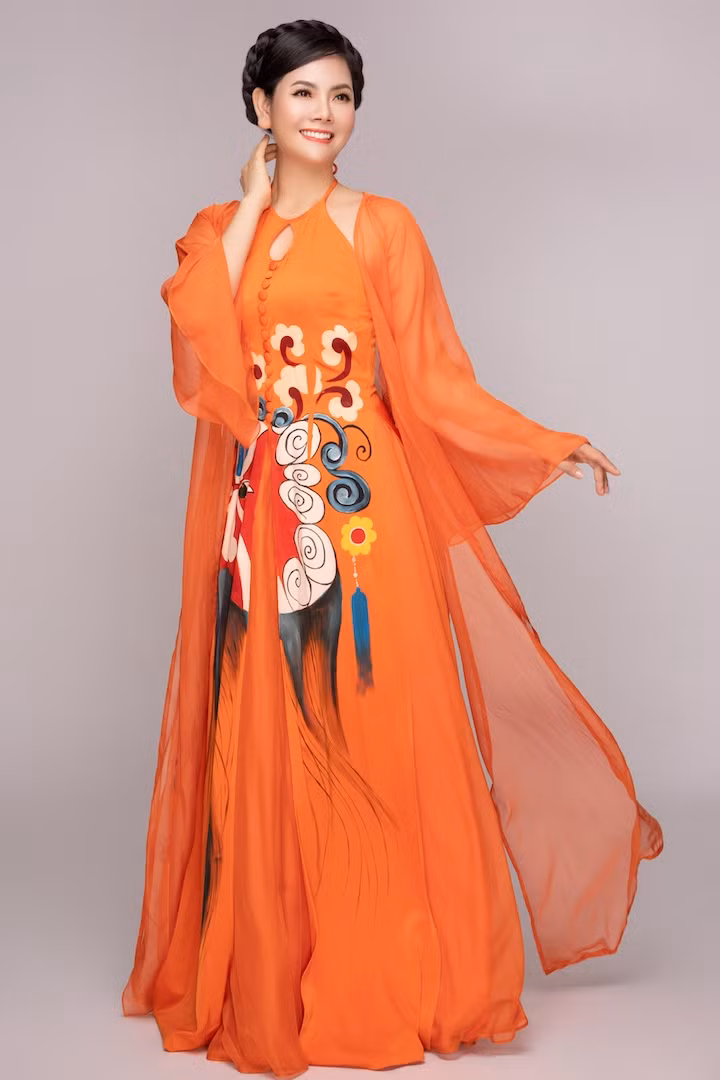 Theo đuổi dòng nhạc dân gian, Lương Nguyệt Anh luôn trung thành với phong cách truyền thống. Cô thường xuyên gắn với hình ảnh áo dài nền nã, thanh lịch hoặc những trang phục thôn nữ dịu hiền khi biểu diễn. Bước vào tuổi 32, Lương Nguyệt Anh ở độ chín muồi nhan sắc với sự quyến rũ càng thu hút hơn rất nhiều.