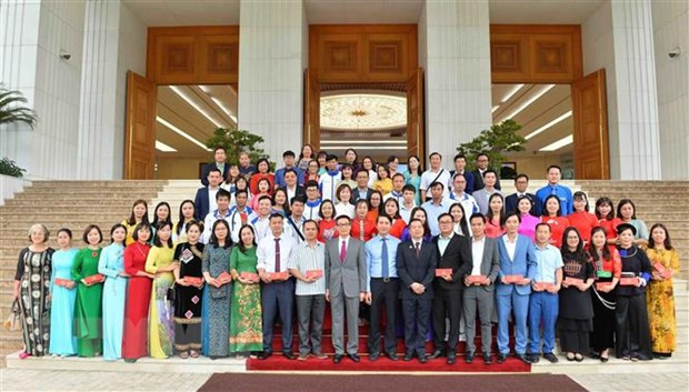 Phó Thủ tướng Vũ Đức Đam cùng các thầy cô trong buổi gặp mặt. (Ảnh: Minh Đức/TTXVN) Phó Thủ tướng Vũ Đức Đam cùng các thầy cô trong buổi gặp mặt. (Ảnh: Minh Đức/TTXVN)