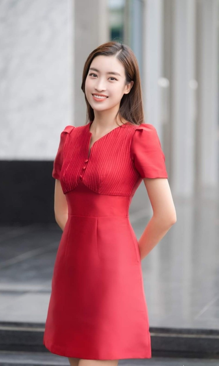  Vóc dáng mảnh mai cùng thiết kế đầm ngắn trẻ trung và gam đỏ rực rỡ khiến nàng hậu không chỉ khoe được đôi chân dài, thon mà còn được tôn vinh màu da trắng sứ, mịn màng, khả ái.