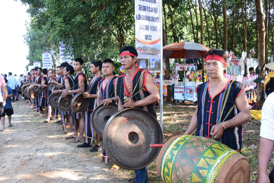 Đội cồng chiêng chào đón du khách đến với lễ hội. Ảnh: Đức Thụy Đội cồng chiêng chào đón du khách đến với lễ hội. Ảnh: Đức Thụy