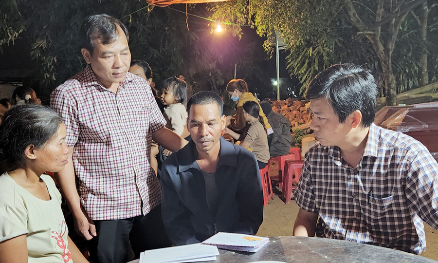 Lãnh đạo Ban ATGT tỉnh và TP. Pleiku thăm hỏi, động viên gia đình nạn nhân tại nạn giao thông ở xã Chư Á. Ảnh: Bá Bính