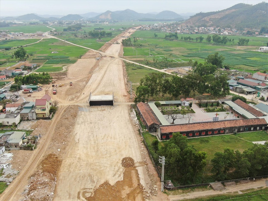 Thi công dự án cao tốc Bắc Nam đoạn qua Nghệ An (tiểu dự án Diễn Châu - Bãi Vọt). Ảnh: Quỳnh Trang Thi công dự án cao tốc Bắc Nam đoạn qua Nghệ An (tiểu dự án Diễn Châu - Bãi Vọt). Ảnh: Quỳnh Trang
