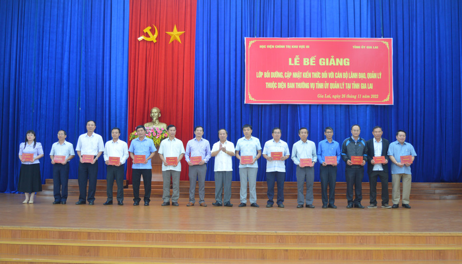 Phó Bí thư Tỉnh ủy Châu Ngọc Tuấn trao giấy chứng nhận hoàn thành lớp bồi dưỡng cho các học viên. Ảnh: Anh Huy