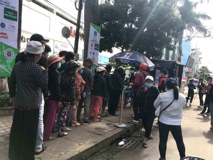 Một số người xếp hàng đổi vé miễn phí ở quầy của nhà tài trợ Redbull Việt Nam. Ảnh: Văn Ngọc Một số người xếp hàng đổi vé miễn phí ở quầy của nhà tài trợ Redbull Việt Nam Ảnh: Văn Ngọc