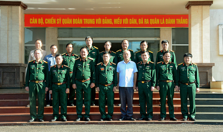 Thượng tướng Võ Minh Lương chụp ảnh lưu niệm với lãnh đạo Quân đoàn 3 và địa phương. Ảnh: Sơn Tùng  Thượng tướng Võ Minh Lương chụp ảnh lưu niệm với lãnh đạo Quân đoàn 3 và địa phương. Ảnh: Sơn Tùng