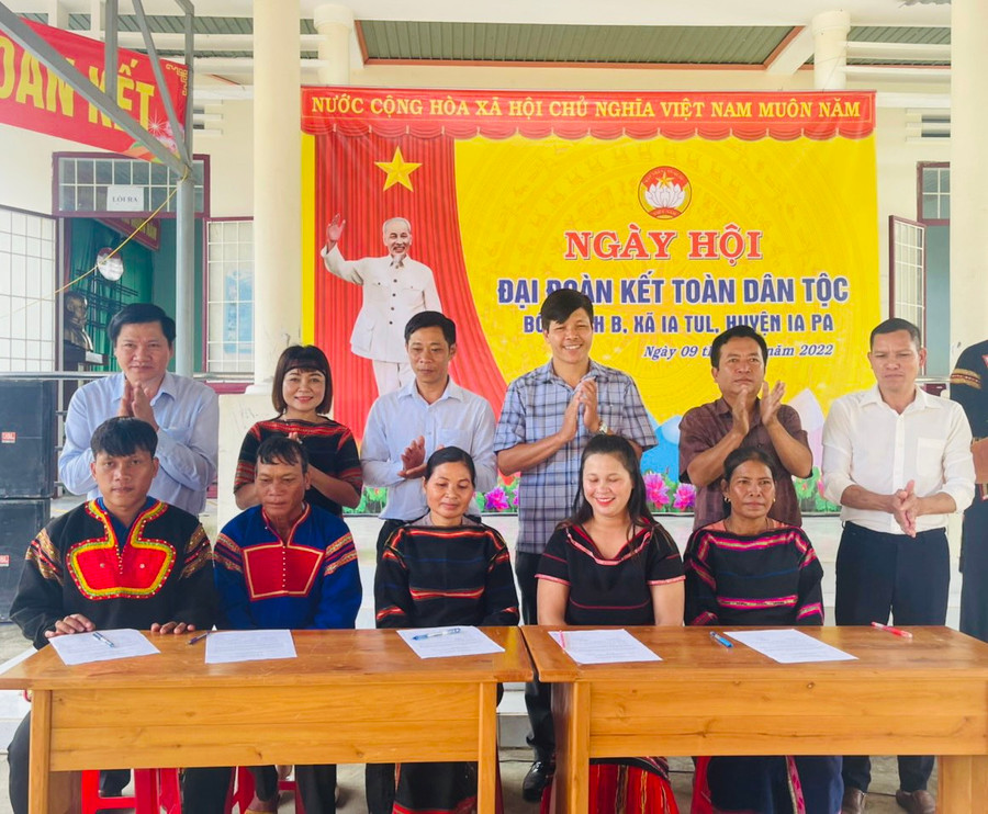 Cán bộ và Nhân dân buôn Biah B ký cam kết xây dựng Khu dân cư văn hóa năm 2023. Ảnh: Vũ Chi